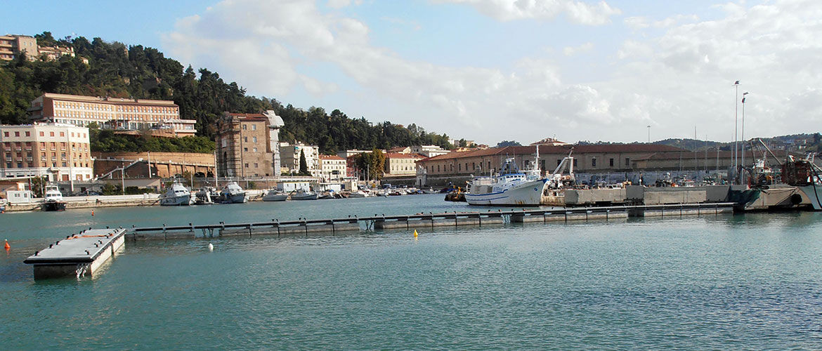 Banchina galleggiante per pescherecci nel Porto di Ancona